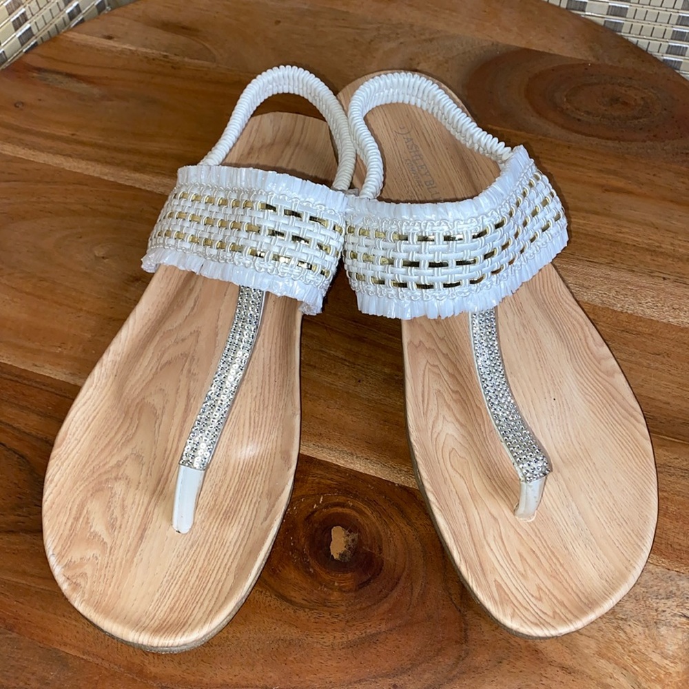 Ashley Blue Comfort White & Gold Raffia/ Beaded T Strap Sandals Size 8